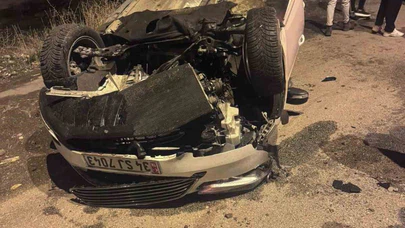 Ağrı’da kazada kaldırıma çarpan araç takla attı: 2 yaralı