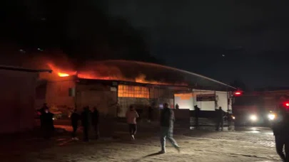 Alevlere teslim olan iş yerlerinde zamanla yarış: Araç kurtarma mücadelesi