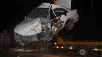 Feci kaza kamerada: Çarpışan araçlar alev aldı, tarım işçileri müdahale etti!