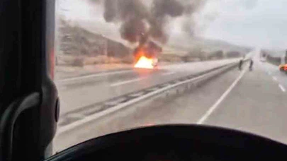Trafikte dehşet anları! Seyir halindeki otomobil alev aldı, sürücü canını zor kurtardı