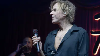 Kıbrıs’ta Soner Arıca rüzgârı! Hit şarkılar hep bir ağızdan söylendi