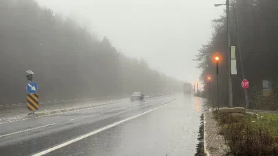 Bolu Dağı’nda yoğun sis sürücüleri vurdu... Sağanakla birlikte ulaşımı felç etti!