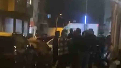 Sözlü tartışma bir anda büyüdü... Yumrukların havada uçuştuğu anlar kamerada!