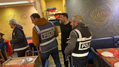 Aranan şahıslar kıskıvrak yakalandı! Üstünden çıkanlara bakın...