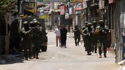 Batı Şeria’da ev baskınları: İsrail ateşi yaşlı bir Filistinliyi yaraladı!