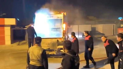 Çöp toplarken kamyon bir anda alev aldı!
