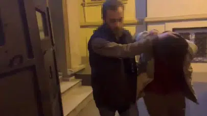 Kimse görmedi sandı, polis arkasındaydı: Beyoğlu’nda suç anı kamerada!