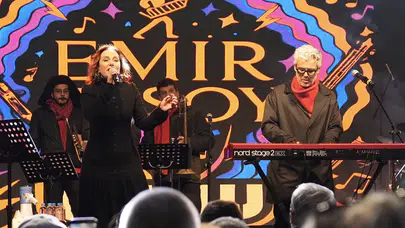 Soğuk havada iç ısıtan konser! Zuhal Olcay ve Emir Ersoy yılbaşını erken getirdi