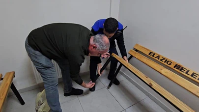 Zabıta bile şaşırdı: Dilenci parasını bankın demir ayağına sakladı!