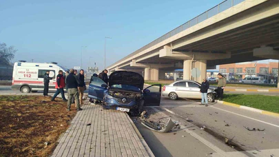 Kavşakta dur ihtarını hiçe saydı: İki aracın çarpıştığı kazada bir kişi yaralandı!