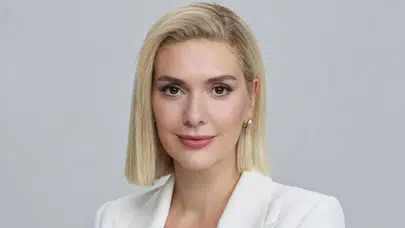 Işıltılı pozlar, fit görünüm… Bergüzar Korel yeni formuyla karşınızda!