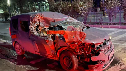 Elazığ’da hafif ticari araç temizlik aracına çarptı!