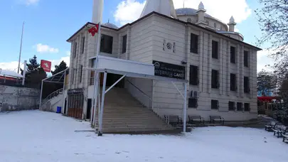 Malatya’da inşaat işçileri fark etti: Cami tuvaletinde hayat mücadelesi!