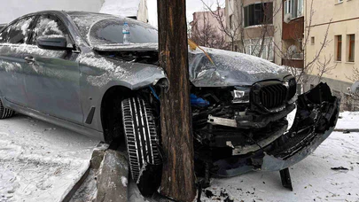 Kaygan yol kazayı getirdi: Bahçe duvarına uçacaktı, ağaç durdurdu!