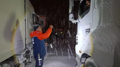 Doğu’da kış sert yüzünü gösterdi: Araçlar yollarda kaldı!