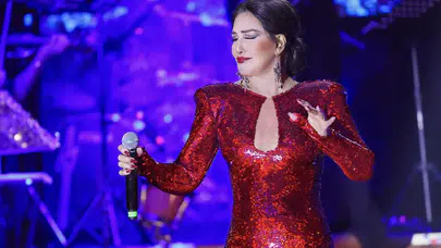 Gülşah Saraçoğlu tasarımıyla sahne aldı: Nükhet Duru göz kamaştırdı