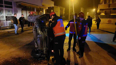 Akyazı’da 'arıza kazası': Otomobil çite çarpıp devrildi!