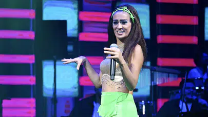 Yıldız Tilbe Kıbrıs’ta sahneye fıstık yeşiliyle damga vurdu!