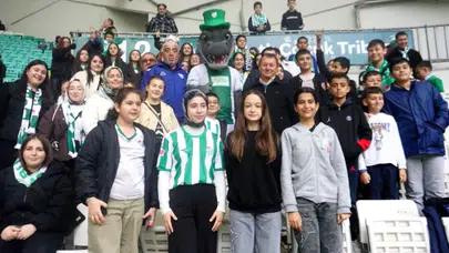 Osmangazi Belediyesi 100 çocuğu maça götürdü: Tribünde Bursaspor heyecanı