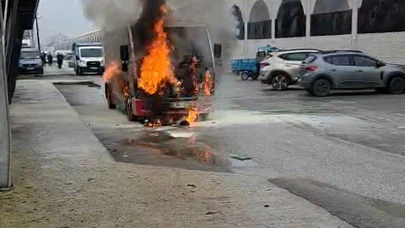 Düzce'de halk otobüsü yolda alev aldı: Dakikalar içinde hurdaya döndü!