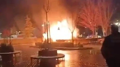 Hastane bahçesinde dehşet! Araçlar bir bir yandı...