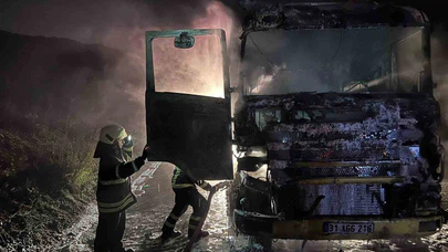 Kullanılamaz hale geldi: Hatay'da seyir halindeki tır yanarak hurdaya döndü!