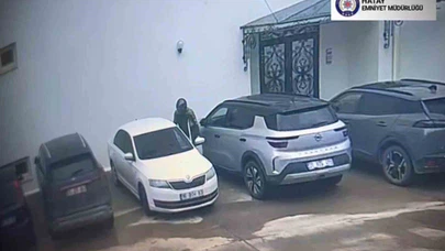 Apartmana kaskla girip servetle çıktı! Film sahnelerini aratmayan soygun kamerada...