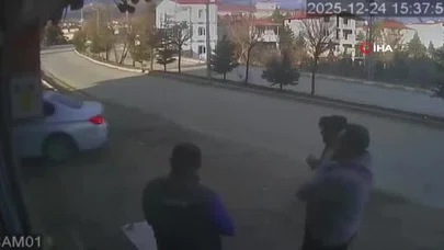 Oto yıkamacıdan çıkan araca çarpma anı saniye saniye kaydedildi!