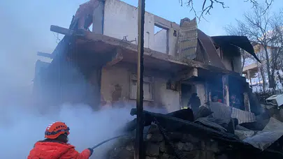 Kar yolu kapadı, Şavşat’ta ev yangını korkuttu!