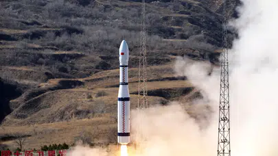 Çin uzay yarışında vites yükseltti: Yeniden kullanılabilir dev roketlere yöneldi!