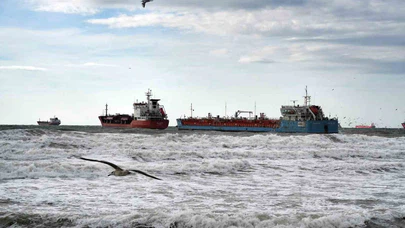 İstanbul’da lodos azdı, tankerler birbirine girdi! Biri kurtarıldı, diğeri lodosla baş başa...