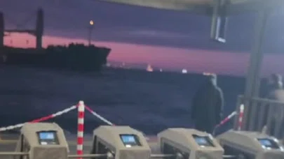 190 metrelik tehlike Beşiktaş’a dayandı: Sürüklenen dev gemi iskeleyi teğet geçti!