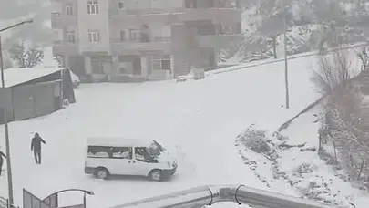 Kar değil, resmen ölüm tuzağı! Sürücü yok, fren yok, ama heyecan çok...
