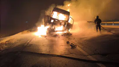 İki tır çarpıştı, biri yandı: Nusaybin’de hareketli gece!