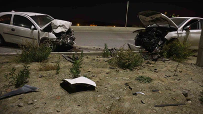 Kafa kafaya çarpışan otomobiller hurdaya döndü: 2 yaralı