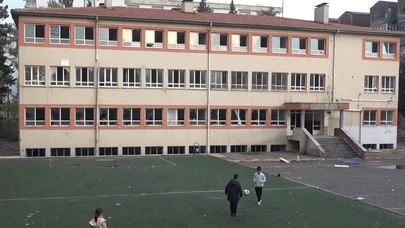 Camı kırık, kapısı açık: Mahalleli atıl okul için yıkım istiyor!