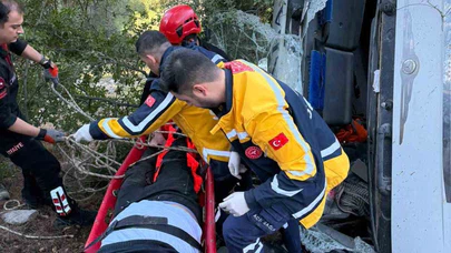 Kahramanmaraş’ta kamyon uçuruma yuvarlandı: Sürücü yaralı kurtarıldı!