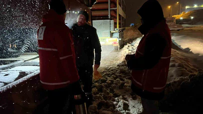 Kar sebebiyle kapanan yolda ekiplerden vatandaşlara sıcak içecek ikramı