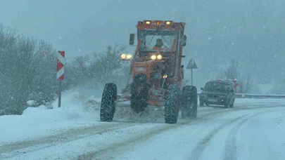 Karabük'te kar geçit vermedi: Buzlanma riski artınca ağır vasıtalara geçiş durduruldu!