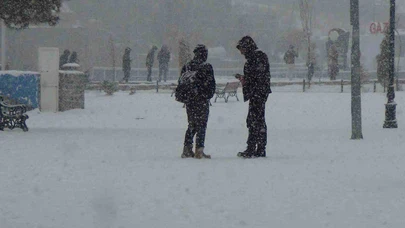Kars Kalesi beyaza büründü: Vatandaşlar sokaklarda halay çekip karın keyfini çıkardı!