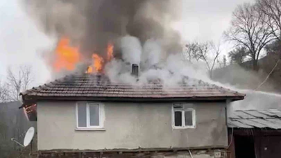 Kastamonu’da 2 katlı ev alev alev yandı