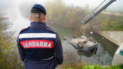 Sisli havada facia: Otomobil kanala uçtu, sürücü hayatını kaybetti!