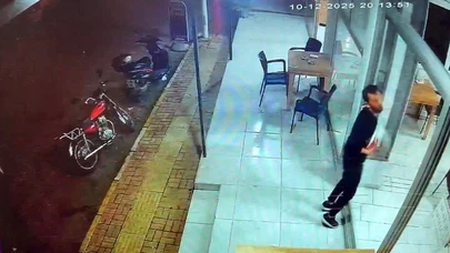 Antalya'da şeffaf tuzak! Cam kapı şakası kamerada patladı