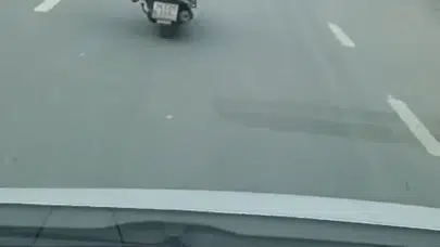 Tek elle sürüş, tam gaz sorumsuzluk! Esenyurt’ta tek kişilik sirk gösterisi kamerada...