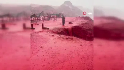 İran’da olağanüstü manzara: Hürmüz’de deniz kızıl aktı!