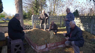 'Ağlıyor, titriyordu': Sahibini kaybeden köpek mezar başında bekliyor!