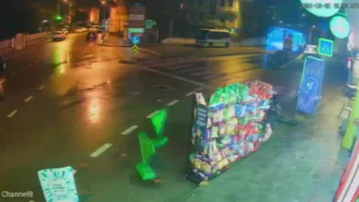 Bursa’da yağmurlu havada feci motosiklet kazası: Sürücü başını bariyere çarptı!