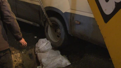 Minibüs yağmur sonrası çöken yola düştü