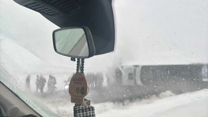 Siirt’te direksiyon hakimiyetini kaybetti, kamyon yan yattı!