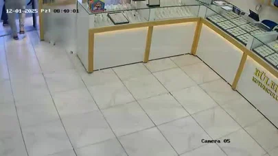 İzmir'de kuyumcular ring kurdu! Komşuların 'müşteri' kavgası kamerada...